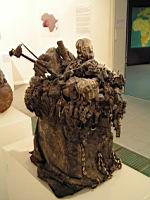 Sculpture vodou Fon, Benin (bois, tissu, cadenas, cles, cauris, sifflet, couteaux, fers noirs, coquillages, mat. sacrificielles) (2)